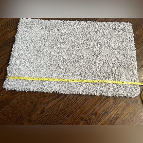 (1) 27.5inches x 17 inches Beige Shaggy Rug/Mat - Picture 3 of 5